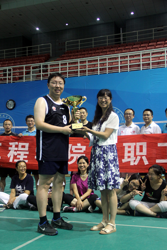 4904b1334df96d16fe305a89f9bf9d90.jpg 颁发冠军奖杯_副本.jpg