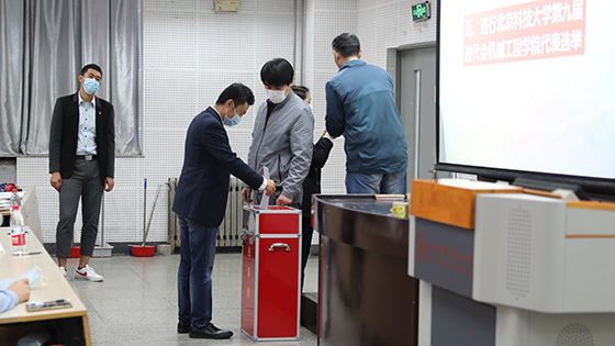 24cb724a36f652329236b3e35e70a2ed.jpg 网站投票.jpg